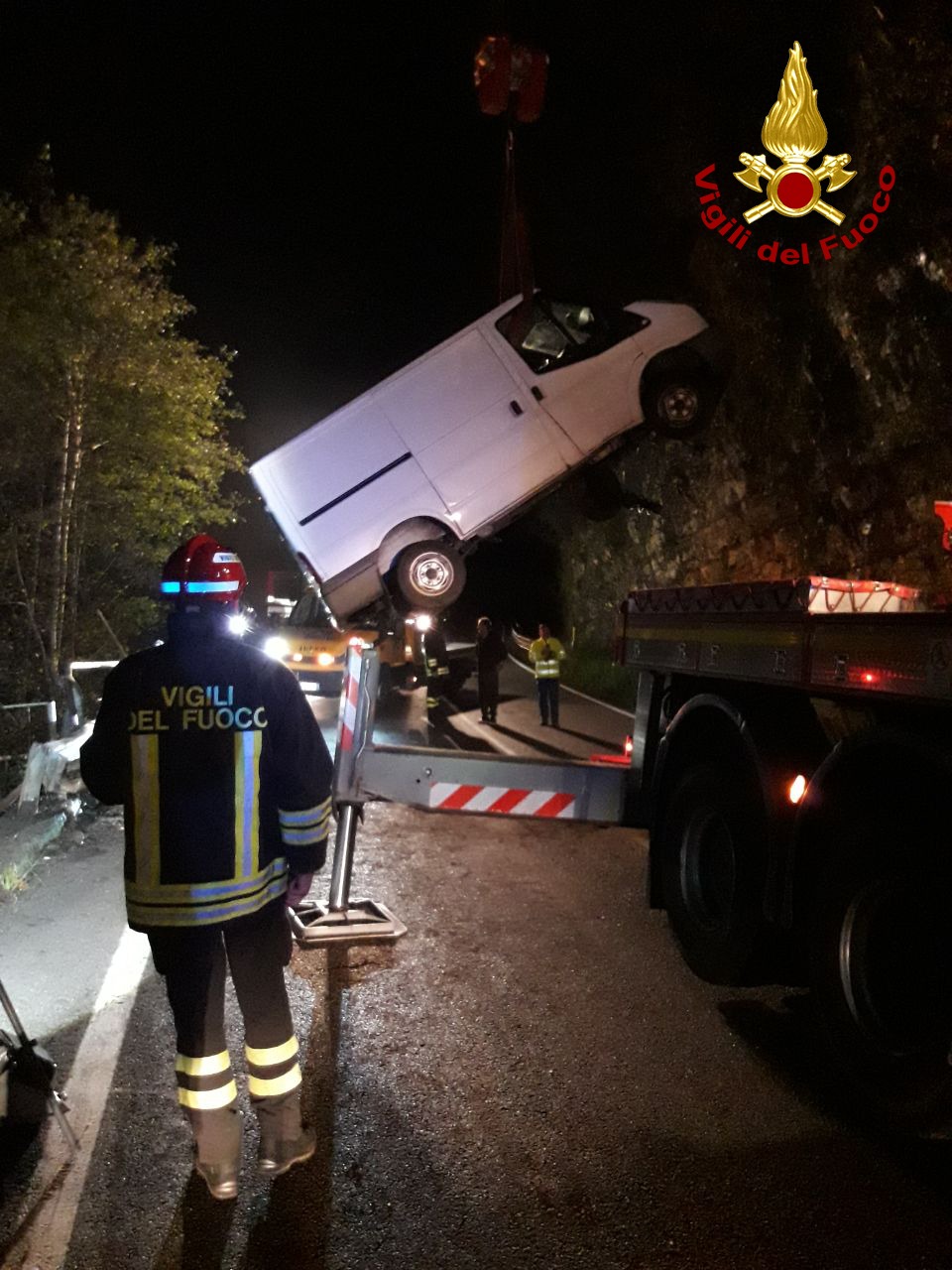 LENTIAI, FINISCE FUORI STRADA IN BILICO LUNGO LA SCARPATA CON IL ...