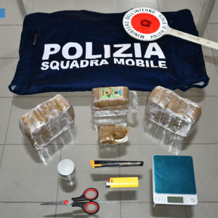 Arrestato un uomo per la detenzione di oltre 1kg di hashish.