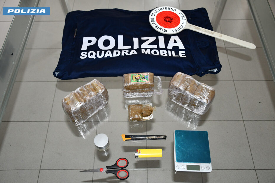 Arrestato un uomo per la detenzione di oltre 1kg di hashish.