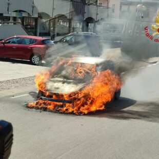 INCENDIO DI UN’AUTO IN VIALE VENEZIA A SEDICO