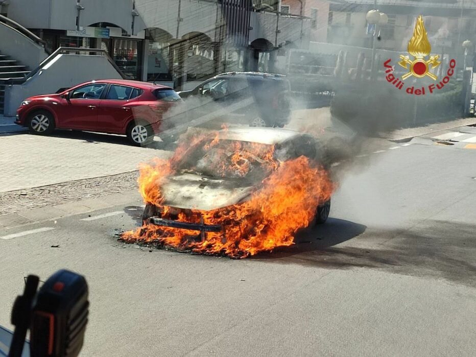 INCENDIO DI UN’AUTO IN VIALE VENEZIA A SEDICO