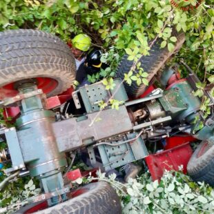 FELTRE, SOCCORSO DAI VIGILI DEL FUOCO L’AUTISTA DI UN TRATTORE RIBALTATOSI CON IL MEZZO.