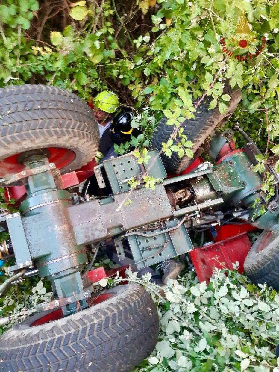 FELTRE, SOCCORSO DAI VIGILI DEL FUOCO L’AUTISTA DI UN TRATTORE RIBALTATOSI CON IL MEZZO.