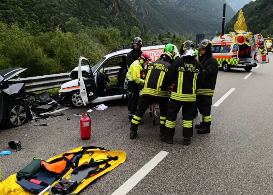 OSPITALE DI CADORE, INCIDENTE STRADALE TRA 4 AUTO: 5 FERITI