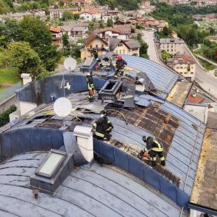 A LONGARONE I VIGILI DEL FUOCO SPENGONO UN INCENDIO IN ABITAZIONE