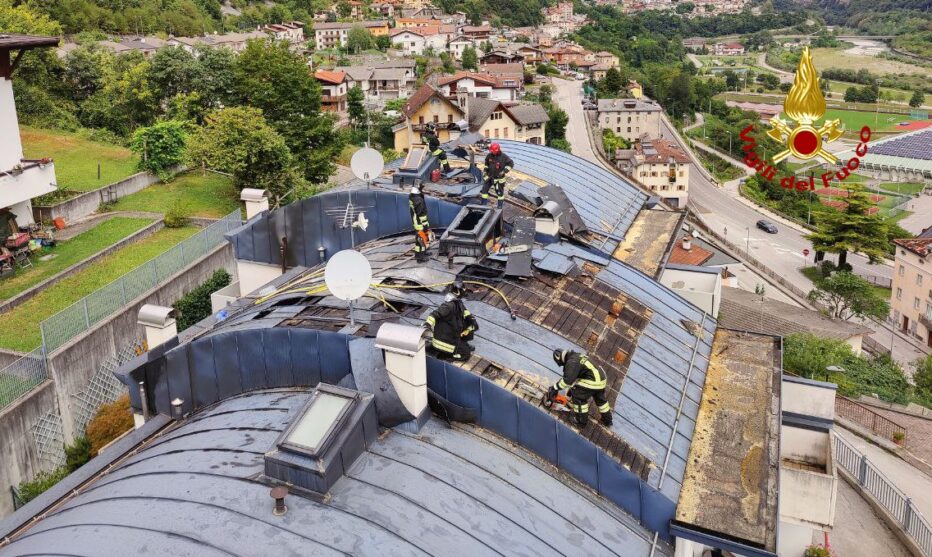 A LONGARONE I VIGILI DEL FUOCO SPENGONO UN INCENDIO IN ABITAZIONE