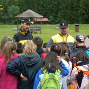 GDF BELLUNO: LA SICUREZZA IN MONTAGNA SPIEGATA AI RAGAZZI DEI CENTRI ESTIVI DEL CADORE E DEL COMELICO DALLE UNITA’ CINOFILE S.A.G.F.