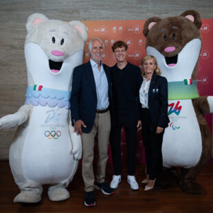 JANNIK SINNER È IL PRIMO VOLONTARIO DI MILANO CORTINA 2026