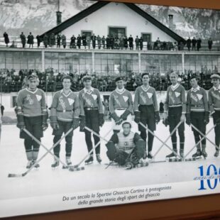 SPORTIVI GHIACCIO CORTINA, 100ANNI DI STORIA. 1924-2024.PRESENTATA LA MOSTRA FOTOGRAFICA ALLA COOPERATIVA DI CORTINA