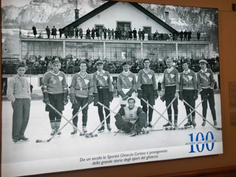 SPORTIVI GHIACCIO CORTINA, 100ANNI DI STORIA. 1924-2024.PRESENTATA LA MOSTRA FOTOGRAFICA ALLA COOPERATIVA DI CORTINA