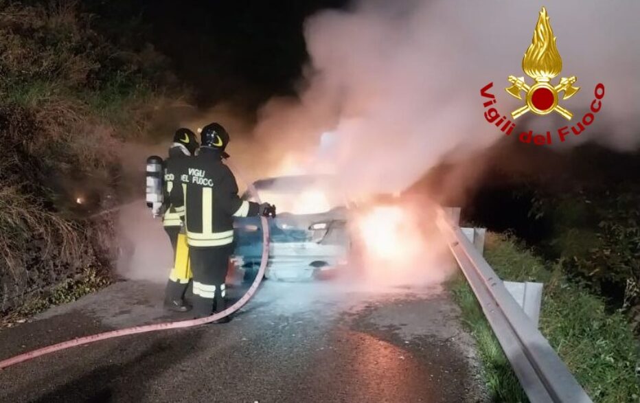 CHIES D’ALPAGO. AUTO IN FIAMME