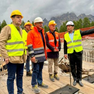 Milano Cortina 2026: il Ministro Abodi in visita a Cortina sul cantiere della pista da bob