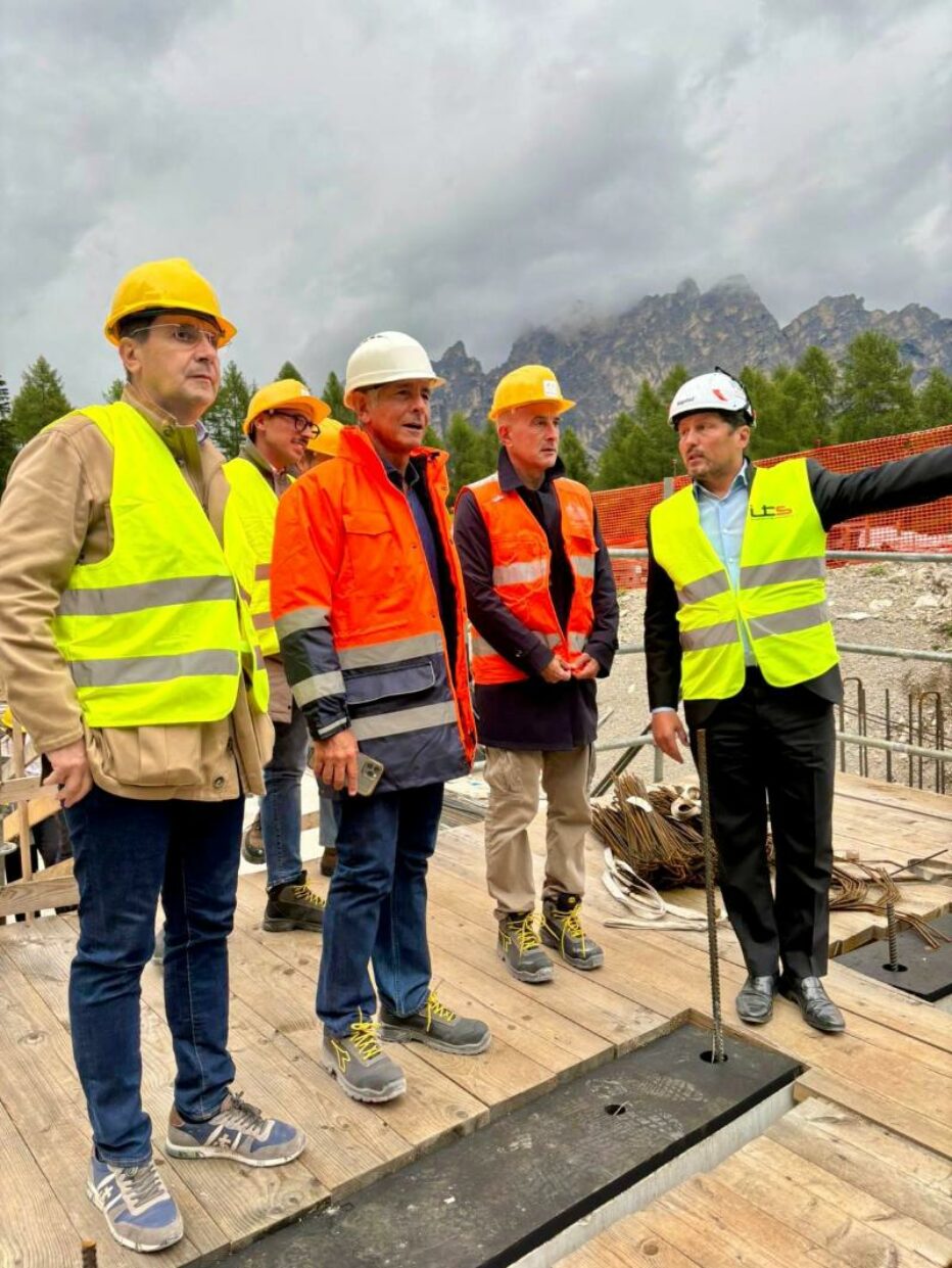 Milano Cortina 2026: il Ministro Abodi in visita a Cortina sul cantiere della pista da bob