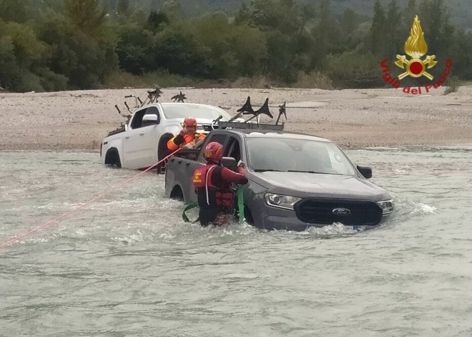 SOCCORSE 5 PERSONE BLOCCATE CON LE AUTO NEL PIAVE