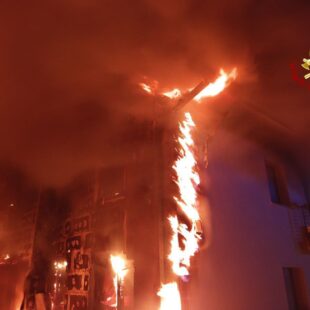 PONTE NELLE ALPI, INCENDIO DIVAMPATO SOTTO UNA TETTOIA SI ESTENDE AD UN’ABITAZIONE.