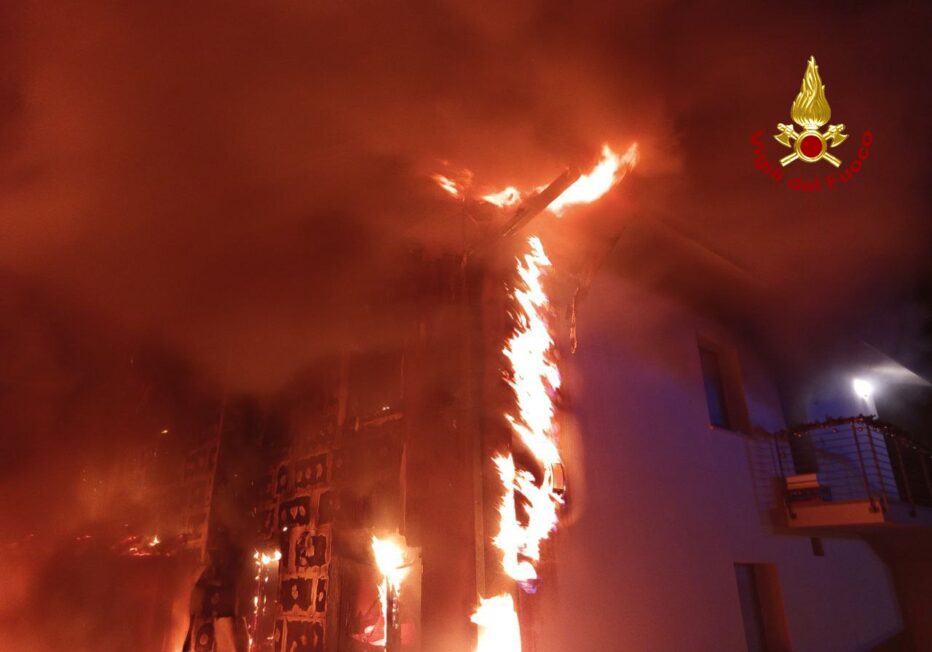 PONTE NELLE ALPI, INCENDIO DIVAMPATO SOTTO UNA TETTOIA SI ESTENDE AD UN’ABITAZIONE.