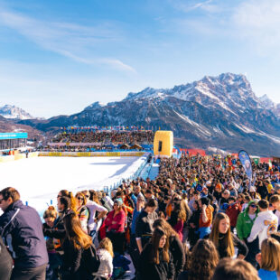 ALLA CORTINA AUDI FIS SKI WORLD CUP 2025 CON IL BUS DEL TIFOSO.