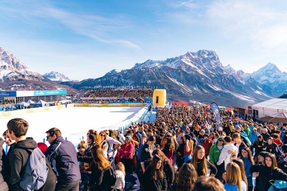 ALLA CORTINA AUDI FIS SKI WORLD CUP 2025 CON IL BUS DEL TIFOSO.