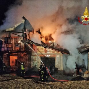 VALLE DI CADORE, INCENDIO DI DUE ABITAZIONI: DUE PERSONE LEGGERMENTE FERITE