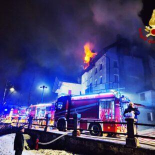 VOLTAGO AGORDINO, INCENDIO DI UN FIENILE E TRE ABITAZIONI DI CONTRADA: 27 PERSONE EVACUATE