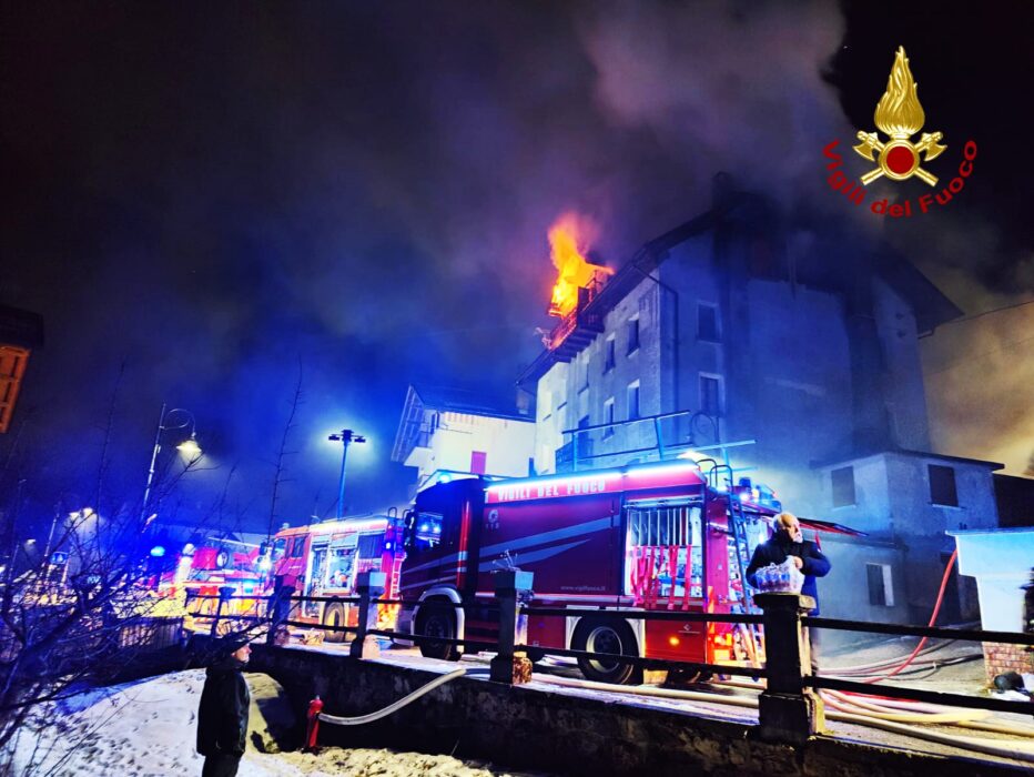 VOLTAGO AGORDINO, INCENDIO DI UN FIENILE E TRE ABITAZIONI DI CONTRADA: 27 PERSONE EVACUATE