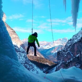 ADDESTRAMENTO SU CASCATE DI GHIACCIO IN VAL TRAVENANZES